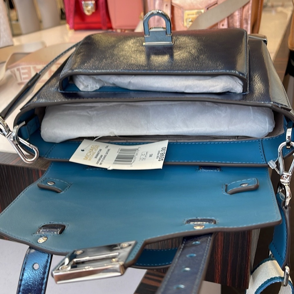 MICHAEL KORS
Manhattan Medium TH SCHOOL Crackled Metallic Leather SATCHEL
TEAL - Picture 14 of 16